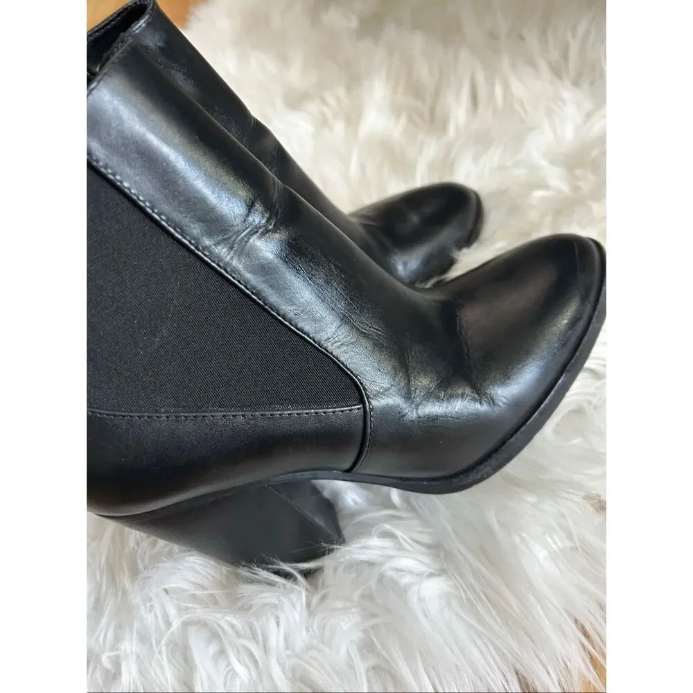 Michael kors black leather booties size 8.5 with charms in the back stylish mode - Picture 4 of 9